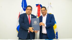 Foto 3, Jhon Paniagua Feliz y Carlos Pimentel luego del acuerdo.