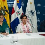 De-izquierda-a-derecha-la-viceministra-de-Comercio-Exterior-de-Ecuador-Ivanova-Cereceda-la-ministra-de-Relaciones-Exteriores-de-Ecuador-y-el-ministro-de-Indutria-y-Comercio-Yayo-Sanz-Lovaton