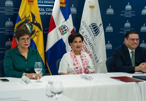 De-izquierda-a-derecha-la-viceministra-de-Comercio-Exterior-de-Ecuador-Ivanova-Cereceda-la-ministra-de-Relaciones-Exteriores-de-Ecuador-y-el-ministro-de-Indutria-y-Comercio-Yayo-Sanz-Lovaton