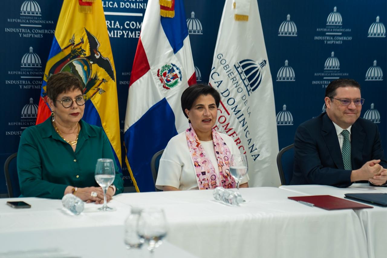 De-izquierda-a-derecha-la-viceministra-de-Comercio-Exterior-de-Ecuador-Ivanova-Cereceda-la-ministra-de-Relaciones-Exteriores-de-Ecuador-y-el-ministro-de-Indutria-y-Comercio-Yayo-Sanz-Lovaton