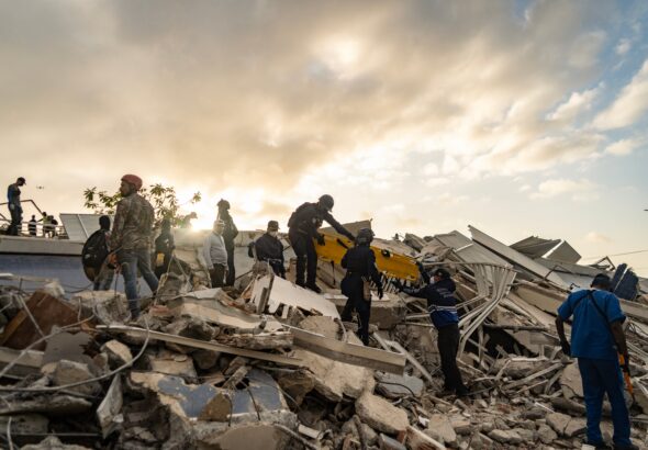 Mirando al mar desde la playa caribeña de La Guaira, de espaldas a la muerte
