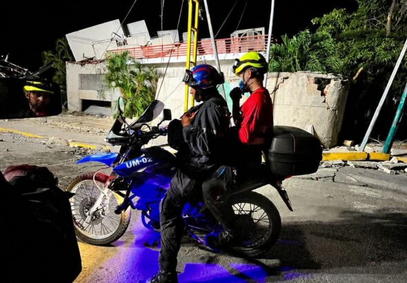 La angustia de buscar vida entre edificios colapsados: “Si alguien puede oírme, dé dos golpes”