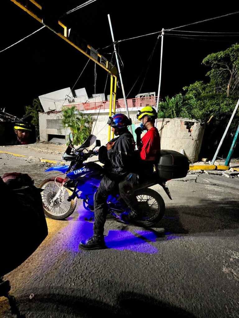 La angustia de buscar vida entre edificios colapsados: “Si alguien puede oírme, dé dos golpes”