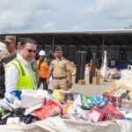 El-ministro-de-Industria-Comercio-y-Mipymes-MICMYayo-Sanz-Lovaton-verifica-la-mercancia-ilicita-previo-a-su-destruccion.-2