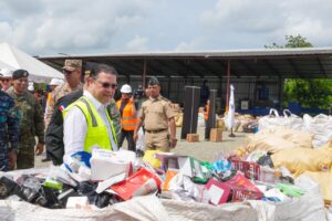 El-ministro-de-Industria-Comercio-y-Mipymes-MICMYayo-Sanz-Lovaton-verifica-la-mercancia-ilicita-previo-a-su-destruccion.-2
