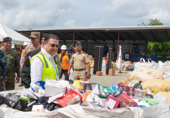 El-ministro-de-Industria-Comercio-y-Mipymes-MICMYayo-Sanz-Lovaton-verifica-la-mercancia-ilicita-previo-a-su-destruccion.-2