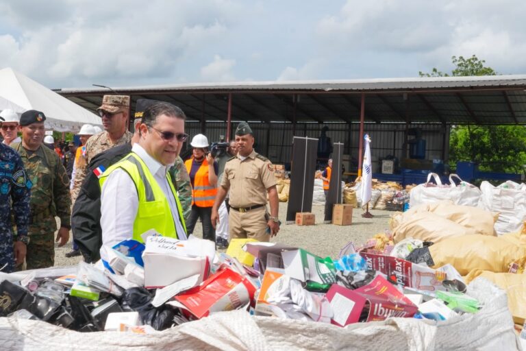 El-ministro-de-Industria-Comercio-y-Mipymes-MICMYayo-Sanz-Lovaton-verifica-la-mercancia-ilicita-previo-a-su-destruccion.-2