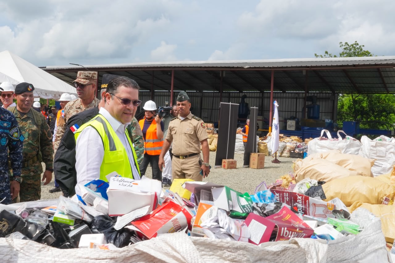 El-ministro-de-Industria-Comercio-y-Mipymes-MICMYayo-Sanz-Lovaton-verifica-la-mercancia-ilicita-previo-a-su-destruccion.-2