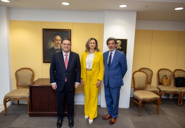 El-ministro-de-Industria-Comercio-y-Mipymes-Yayo-Sanz-Lovaton-junto-a-autorizades-de-The-Trust-for-the-Americas.-foto-2