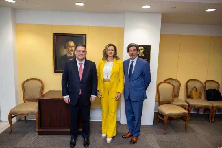 El-ministro-de-Industria-Comercio-y-Mipymes-Yayo-Sanz-Lovaton-junto-a-autorizades-de-The-Trust-for-the-Americas.-foto-2