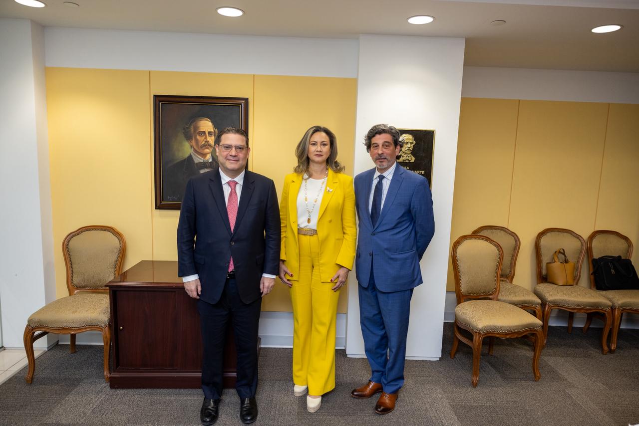 El-ministro-de-Industria-Comercio-y-Mipymes-Yayo-Sanz-Lovaton-junto-a-autorizades-de-The-Trust-for-the-Americas.-foto-2