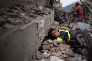 El dolor se convierte en rabia entre los restos del terremoto en Venezuela