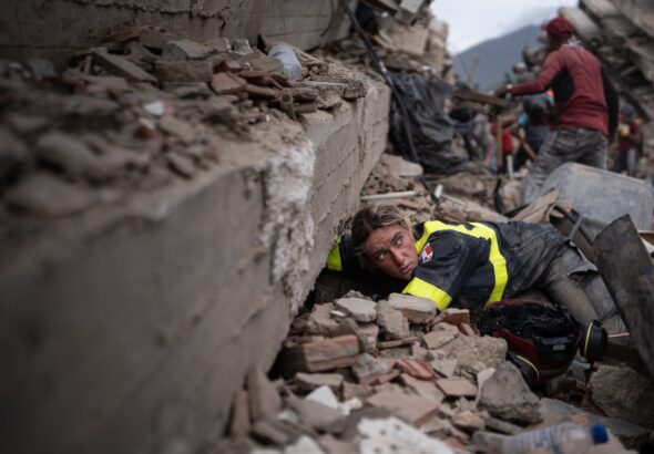 El dolor se convierte en rabia entre los restos del terremoto en Venezuela
