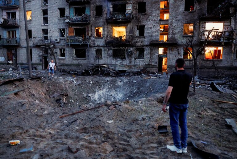 Al menos 18 muertos en uno de los peores bombardeos rusos contra Kiev: “Esto es un ataque terrorista”