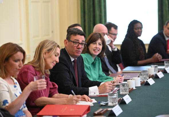 Burnham pide a sus ministros un “cambio de prioridades” y medidas que alivien el coste de la vida de los británicos