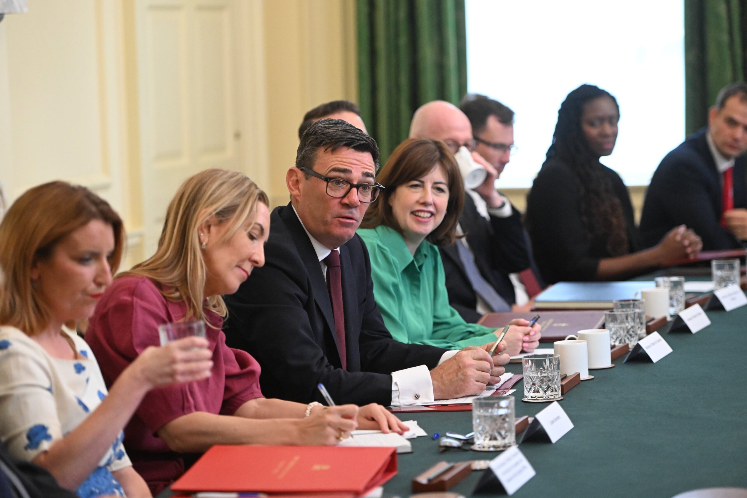 Burnham pide a sus ministros un “cambio de prioridades” y medidas que alivien el coste de la vida de los británicos