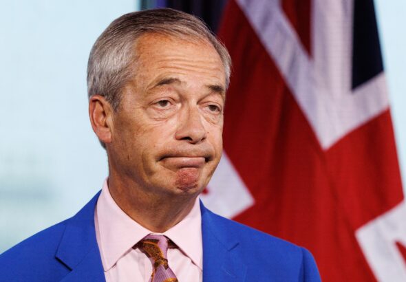 El ultra británico Farage dimite como diputado por un caso de corrupción pero buscará ser reelegido
