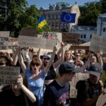Miles de personas protestan en varias ciudades de Ucrania contra la destitución del ministro de Defensa