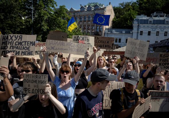Miles de personas protestan en varias ciudades de Ucrania contra la destitución del ministro de Defensa