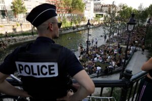 Francia aprueba una ley de uso de armas de fuego por parte de la policía que la oposición califica de “licencia para matar”