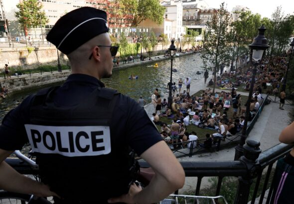 Francia aprueba una ley de uso de armas de fuego por parte de la policía que la oposición califica de “licencia para matar”