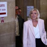 El tribunal rebaja la pena a Le Pen y abre la puerta a que sea candidata con un brazalete electrónico