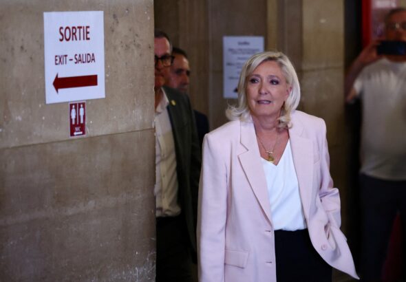 El tribunal rebaja la pena a Le Pen y abre la puerta a que sea candidata con un brazalete electrónico