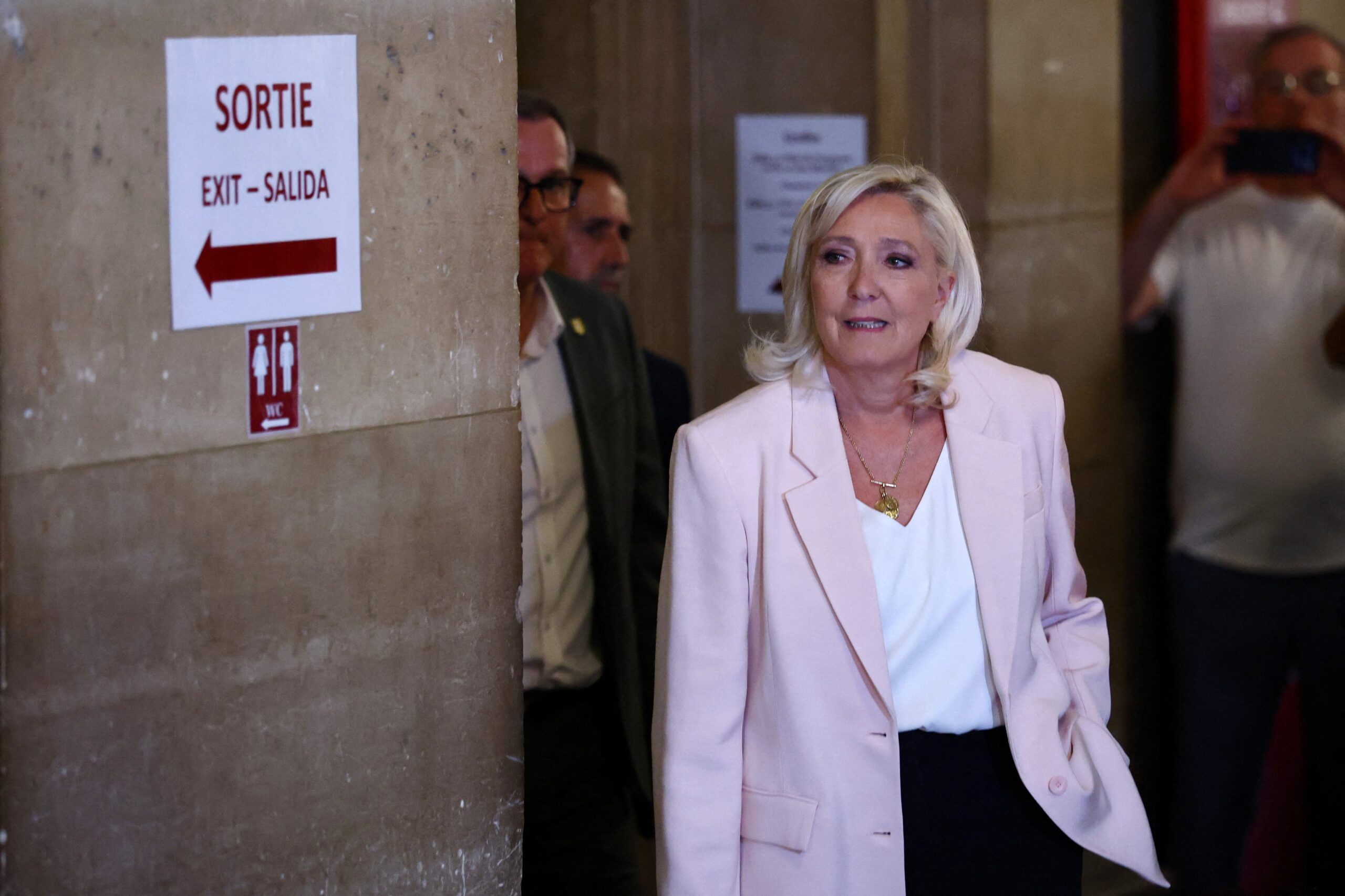El tribunal rebaja la pena a Le Pen y abre la puerta a que sea candidata con un brazalete electrónico