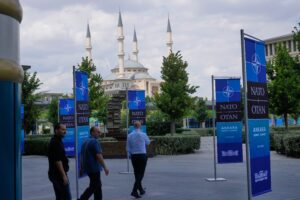 Ankara recibe a los líderes de la OTAN con cientos de detenciones preventivas, un blindaje total  y taxistas con colonia