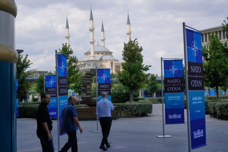 Ankara recibe a los líderes de la OTAN con cientos de detenciones preventivas, un blindaje total  y taxistas con colonia