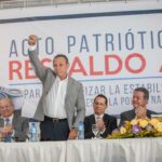 foto-Candelier-levanta-su-brazo-derecho-en-un-acto-en-apoyo-a-Leonel-Fernández
