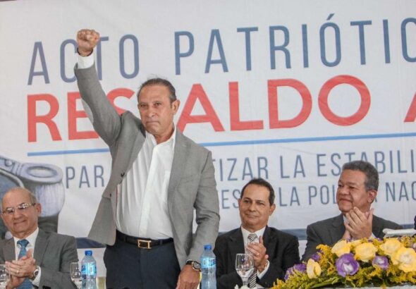foto-Candelier-levanta-su-brazo-derecho-en-un-acto-en-apoyo-a-Leonel-Fernández