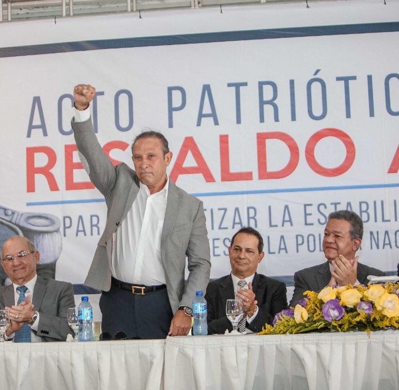 foto-Candelier-levanta-su-brazo-derecho-en-un-acto-en-apoyo-a-Leonel-Fernández