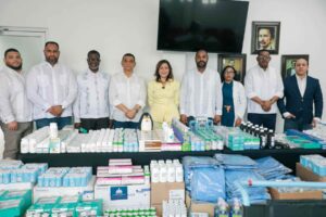 Gabinete-de-Politica-Social-realiza-entrega-millonaria-de-medicamentos-al-hospital-Jacinto-Manon-2
