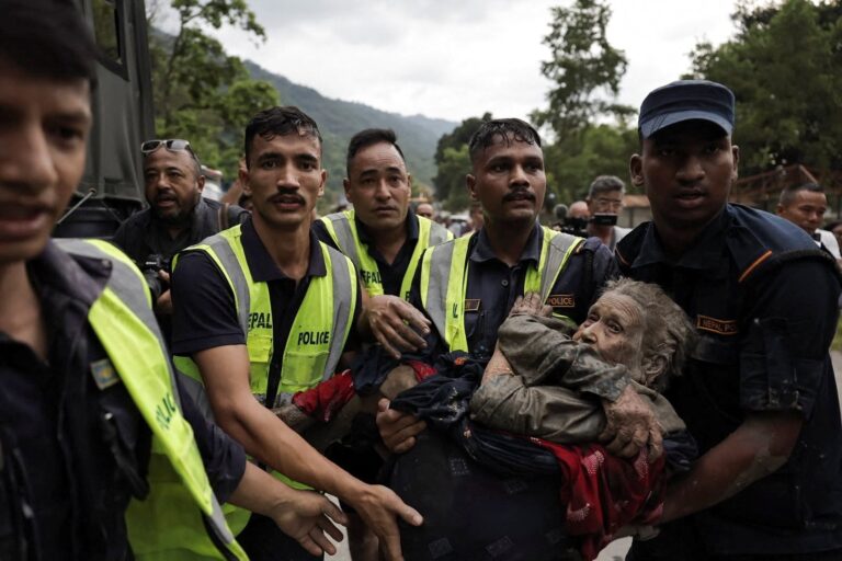 Al menos 95 muertos y cientos de desaparecidos, entre ellos muchos extranjeros, por una fuerte riada y deslizamientos de tierra entre Nepal y Tíbet