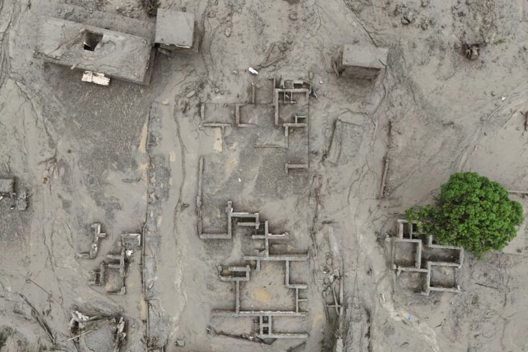 Más de 350 muertos y 1.400 desaparecidos por la monstruosa riada y el deslizamiento masivo de tierra entre Nepal y Tíbet