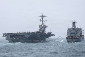 Llega a Oriente Próximo el portaaviones de EE UU que relevará al atribulado ‘Abraham Lincoln’