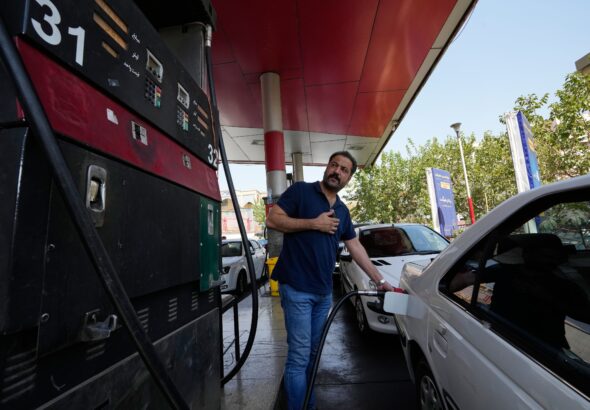 Colas en las gasolineras y miedo a las subidas de precios en Irán: “Cada día somos más pobres”