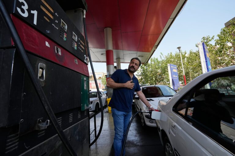 Colas en las gasolineras y miedo a las subidas de precios en Irán: “Cada día somos más pobres”