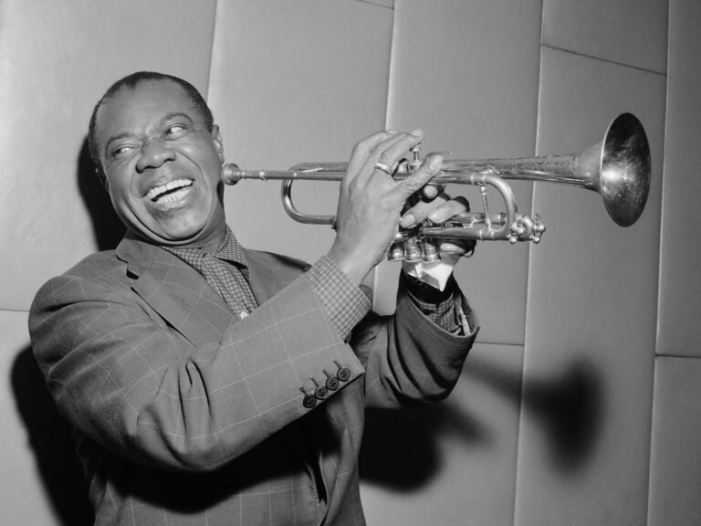 louis-armstrong-tocando