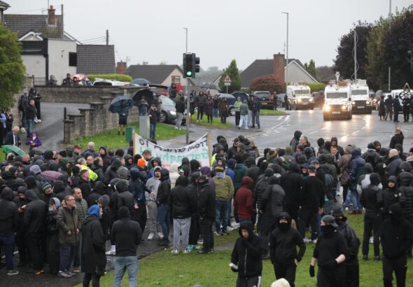 La autorización de una marcha protestante por un barrio católico vuelve a prender la mecha en Irlanda del Norte
