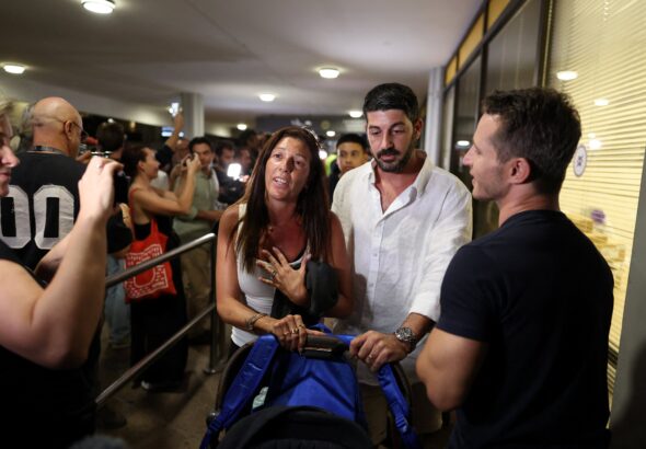 Un pasajero del vuelo de Dubái a Tel Aviv: “Até las manos al terrorista con unos auriculares”