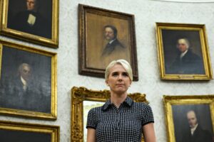 Trump entregó 116.000 euros en efectivo a tres de sus más cercanas asesoras, entre ellas Natalie Harp