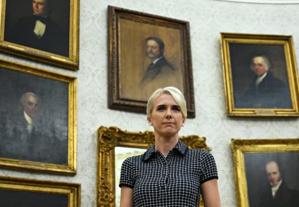 Trump entregó 116.000 euros en efectivo a tres de sus más cercanas asesoras, entre ellas Natalie Harp