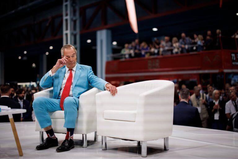 Una nueva donación multimillonaria al ultra Farage hace sonar las alarmas en el resto de partidos británicos