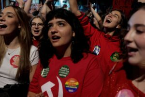 La rebelión en la calle y un ejército digital impulsan a Lula