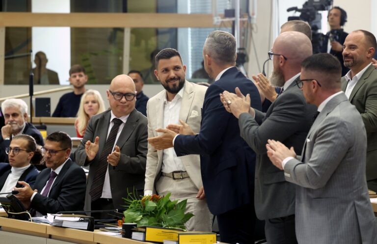 La extrema derecha consigue la primera presidencia de un Parlamento en Alemania: “Terminó la idiotez del cordón sanitario”