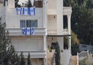 El ejército israelí realiza redadas y expulsa a decenas de familias de sus hogares en Hebrón tras el ataque palestino en el que murieron dos soldados