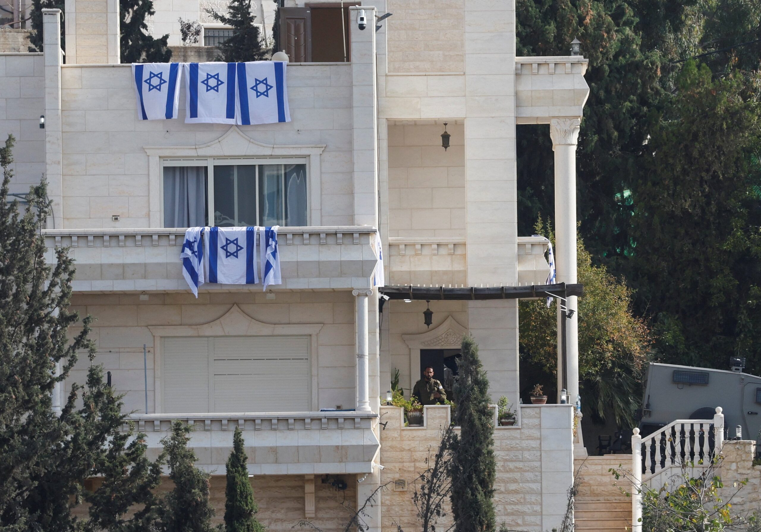 El ejército israelí realiza redadas y expulsa a decenas de familias de sus hogares en Hebrón tras el ataque palestino en el que murieron dos soldados