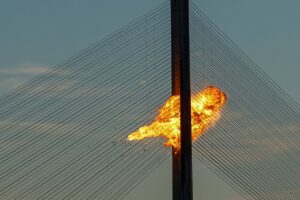 Rusia bombardea cuatro puentes clave en Kiev y siembra el caos